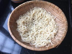 放筛子里面用冷水冲冲再尽量的晾干一下水份