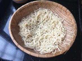 放筛子里面用冷水冲冲再尽量的晾干一下水份