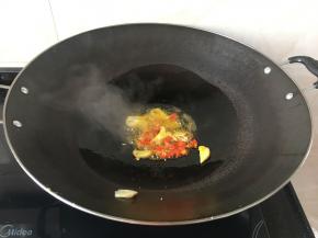 锅里烧热后放菜籽油爆香姜和小米椒