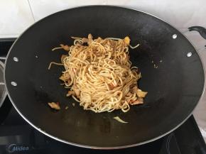 炒一分钟后加生抽和盐，花椒粉，耗油，迅速接着炒片刻