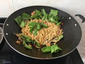 差不多的时候加入青菜一起翻炒断生即可