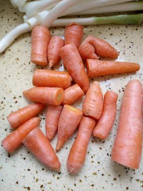 胡萝卜去头清洗干净