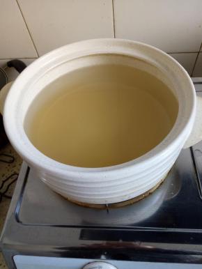 砂锅入水放入小米