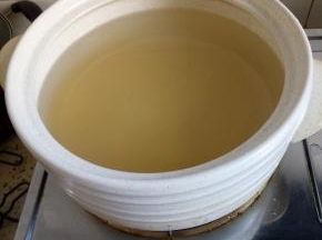 砂锅入水放入小米