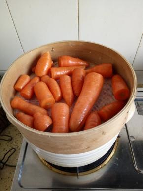 上面坐上蒸笼放入胡萝卜开始蒸