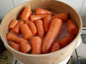 上面坐上蒸笼放入胡萝卜开始蒸
