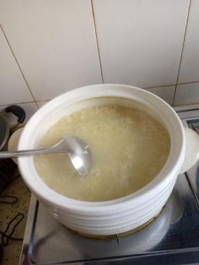 大火煮开后再改小火慢煮，等粥煮的粘稠就可以了