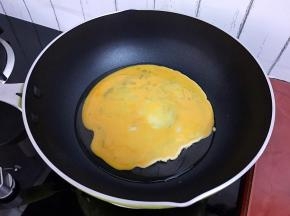 锅中倒入食用油烧热后倒入鸡蛋液