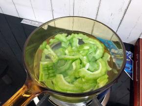锅中烧开水，放入少许盐和食用油，再放入苦瓜焯烫
