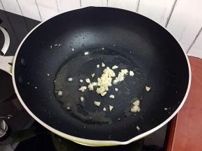 原锅倒入油烧热后放入蒜末爆香