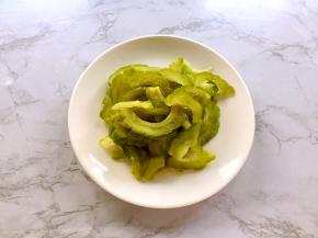 焯熟后捞出过凉水沥干水分备用