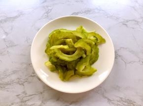 焯熟后捞出过凉水沥干水分备用