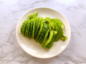 苦瓜洗净去瓤切薄片备用