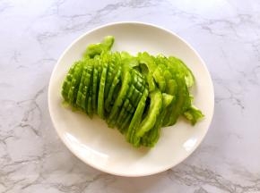 苦瓜洗净去瓤切薄片备用