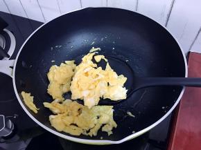 煎熟后用锅铲铲散后盛出备用