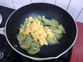 放入鸡蛋翻炒均匀