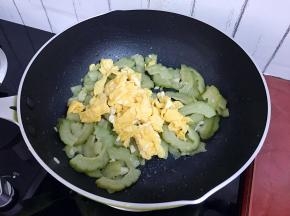 放入鸡蛋翻炒均匀