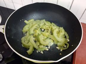 放入苦瓜翻炒片刻