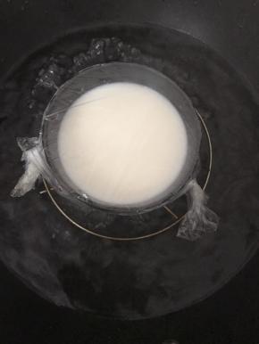 锅中水烧开，将碗放入，盖上锅盖，中火蒸10分钟，关火焖10分钟即可。