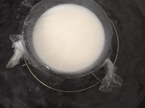 锅中水烧开，将碗放入，盖上锅盖，中火蒸10分钟，关火焖10分钟即可。