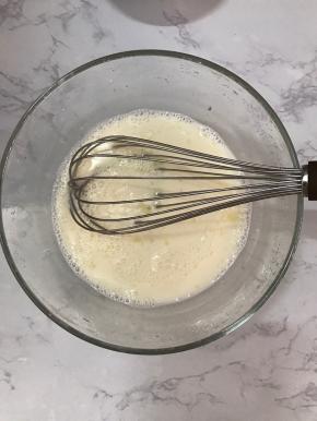 用打蛋器搅拌均匀。