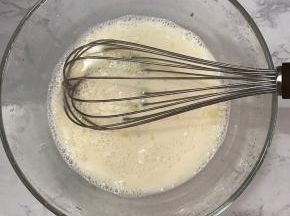 用打蛋器搅拌均匀。