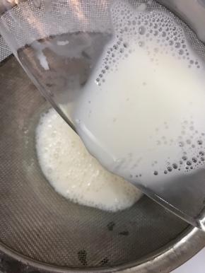 将拌匀的材料过筛，这样可以除去没打匀的蛋白已经泡泡。口感会更加。