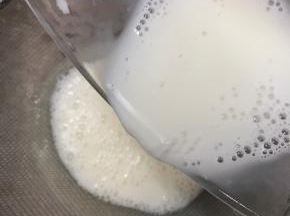 将拌匀的材料过筛，这样可以除去没打匀的蛋白已经泡泡。口感会更加。
