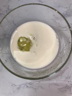 将牛奶，蛋清，糖粉加入大碗中。