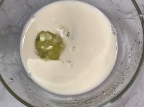 将牛奶，蛋清，糖粉加入大碗中。