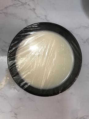 覆盖上一层耐高温保鲜膜。这样可以预防蒸得过程中水滴入影响口感。