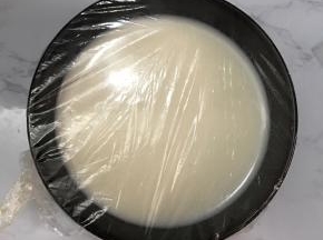 覆盖上一层耐高温保鲜膜。这样可以预防蒸得过程中水滴入影响口感。