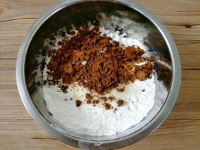 9加入红糖、白糖，也可以全部用白糖，做出来就是白色年糕