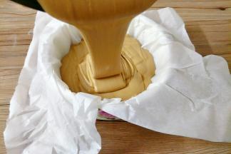 准备一个合适的碗，铺上油纸比较好脱模