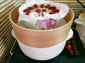 把年糕糊放入蒸笼上锅蒸一个小时左右