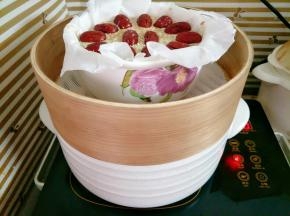 把年糕糊放入蒸笼上锅蒸一个小时左右