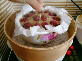 用牙签插入中间带不出米糊就行了