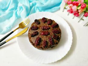 这是我放了一夜才脱模的，可能红糖的问题，年糕颜色变深了有点黑