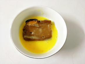 鸡蛋打散，放入年糕蘸一圈蛋液