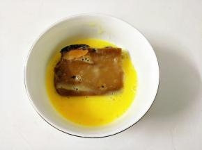 鸡蛋打散，放入年糕蘸一圈蛋液