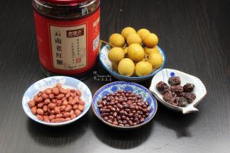 准备食材：红花生、红枣、红豆、红糖、龙眼（可以干的叫桂圆）等；