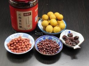 准备食材：红花生、红枣、红豆、红糖、龙眼（可以干的叫桂圆）等；