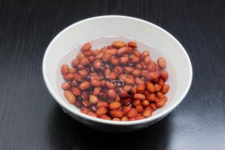 红豆、花生洗净，浸泡3 0分钟；
