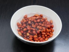 红豆、花生洗净，浸泡3 0分钟；