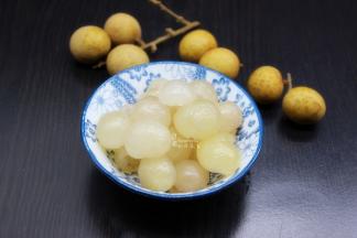 龙眼去壳、去核，洗净；