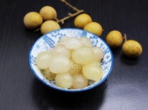 龙眼去壳、去核，洗净；