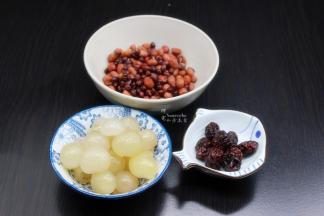 红枣洗净，浸泡的红豆、花生捞出沥干水，龙眼等；