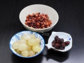 红枣洗净，浸泡的红豆、花生捞出沥干水，龙眼等；