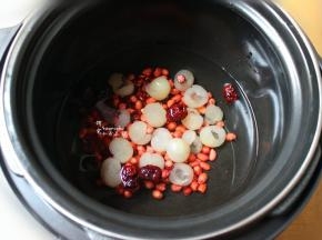 把红花生、红豆、红枣、龙眼放入锅中，加适量清水；