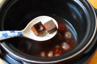 煮好或放入红糖块，溶解煮沸即可。